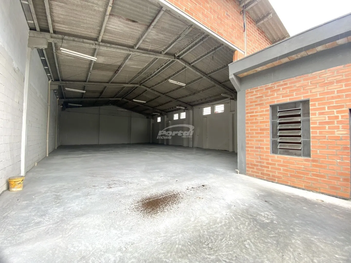 Com área total de 350m, pé direito alto de 7m, dispõe de uma area para escritório de 30m com 02 salas e 02 banheiros. Voltado para atender as necessidades no ramo comercial, pronto para ocupação, podendo ser adaptado ás necessidades do seu segmento. — foto 6