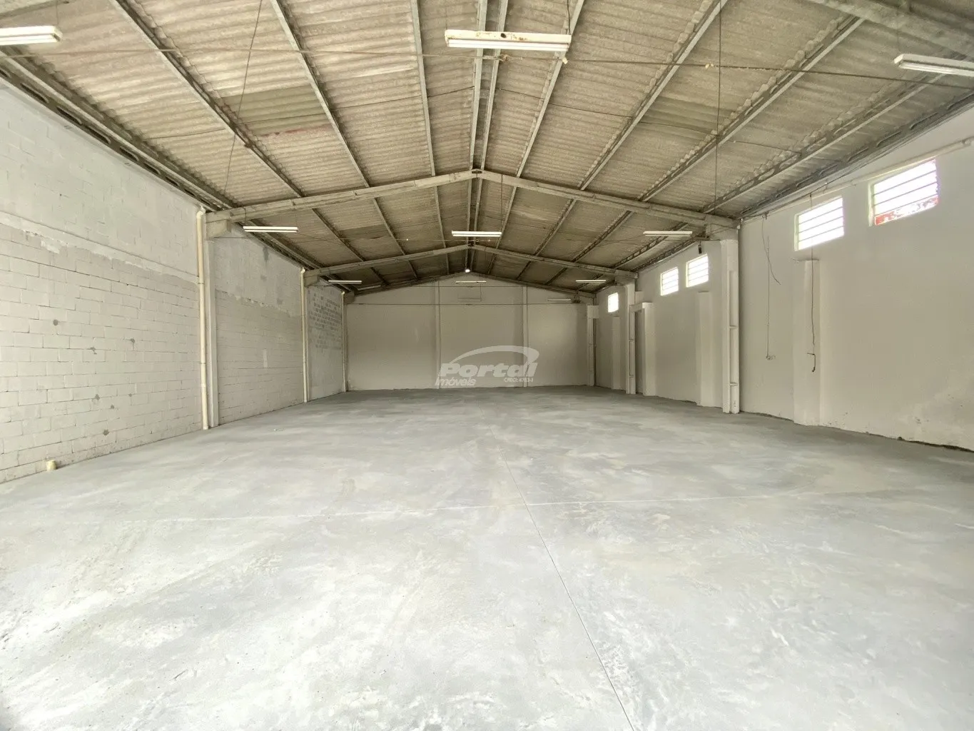 Com área total de 350m, pé direito alto de 7m, dispõe de uma area para escritório de 30m com 02 salas e 02 banheiros. Voltado para atender as necessidades no ramo comercial, pronto para ocupação, podendo ser adaptado ás necessidades do seu segmento. — foto 7