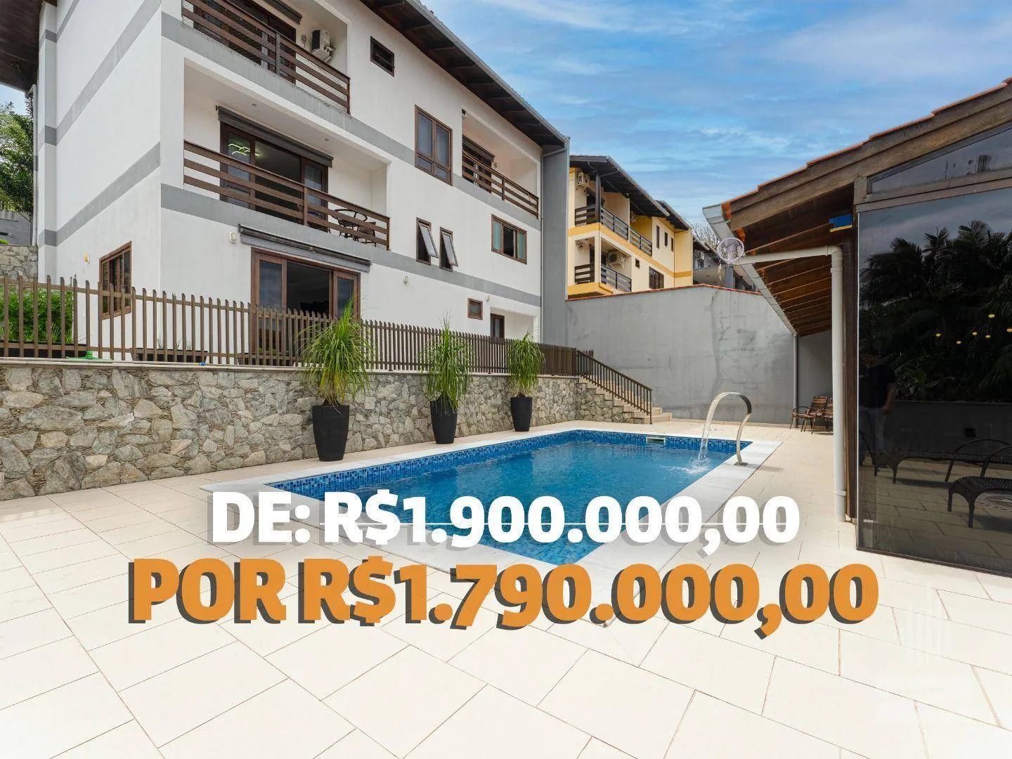 Ampla Casa à Venda 4 Dormitórios e Piscina no bairro Escola Agrícola em Blumenau - foto 1