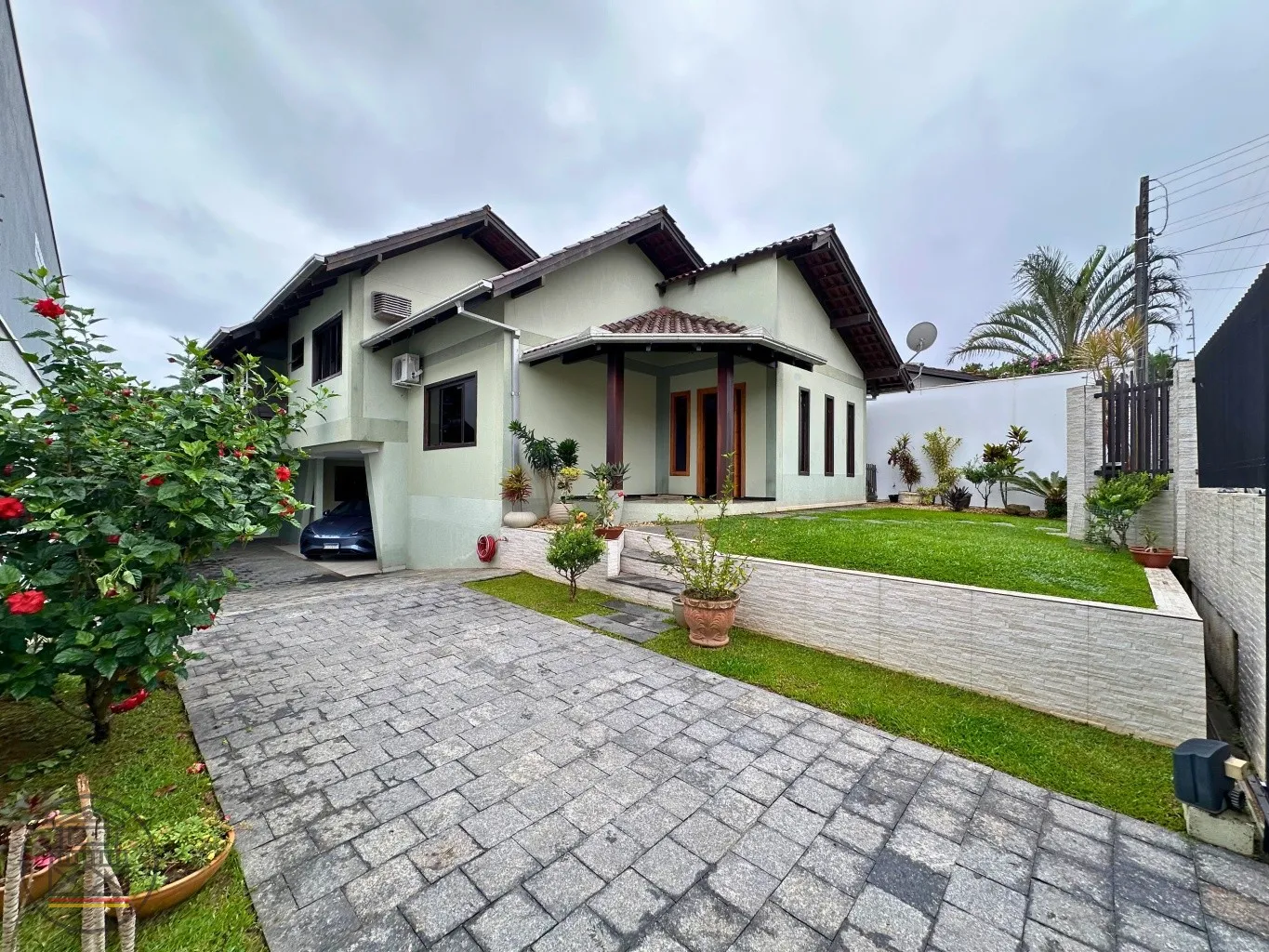 Excelente casa de alto padrão com 2 suites em rua sem saída. - foto 1