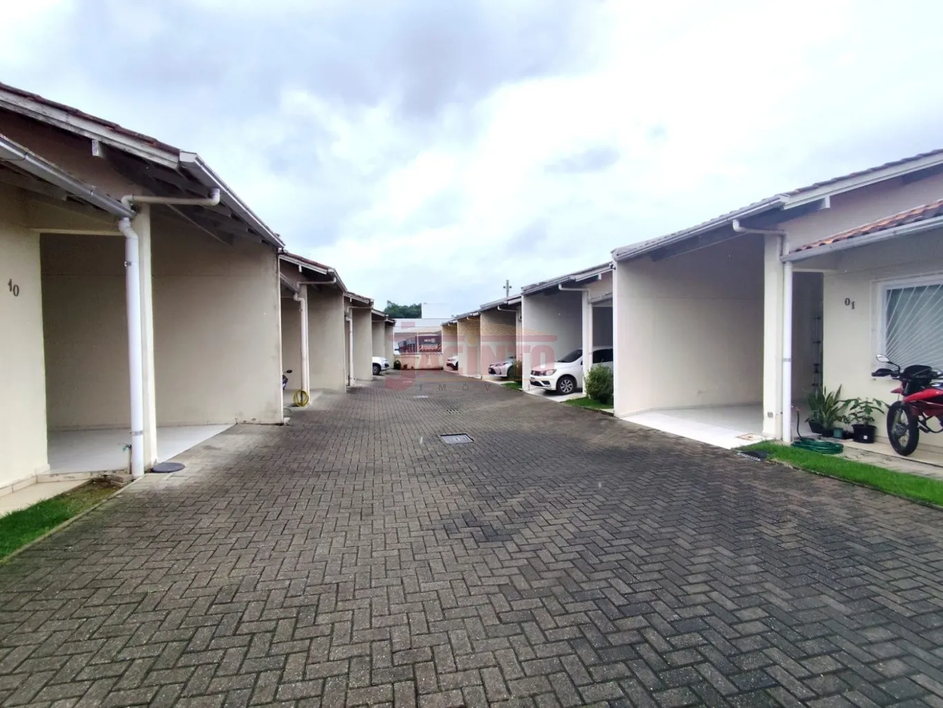 CASA GEMINADA EM CONDOMÍNIO FECHADO, ÓTIMA LOCALIZAÇÃO NO BAIRRO SALTO DO NORTE. — foto 2