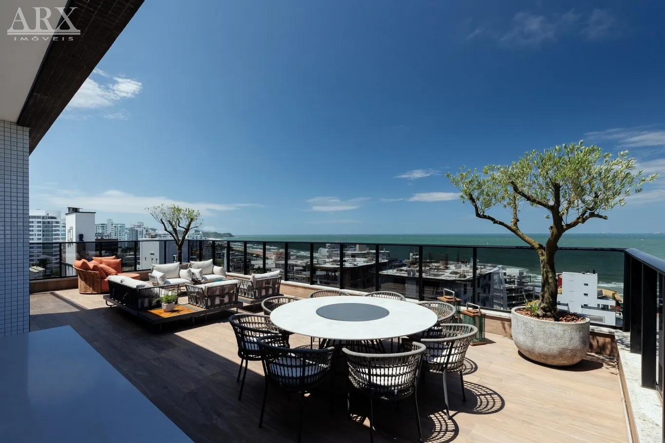 Belíssima cobertura mobiliada e decorada na Praia Brava — foto 2