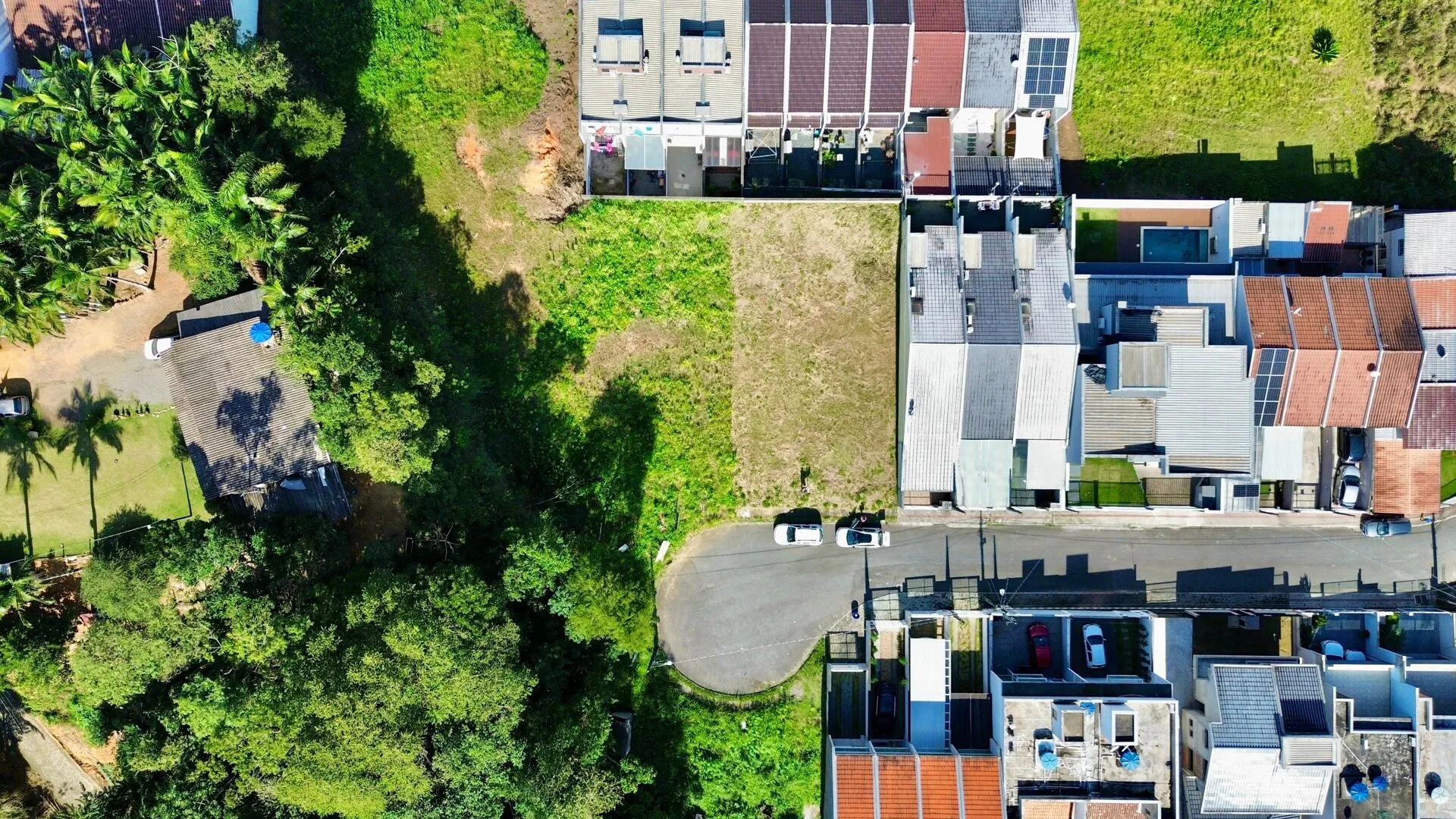 Terreno com 1.036,56 m, plano, pode edificaprédio ou casas geminadas, liberado até 729,37 m de área a construir. Escriturado. — foto 2