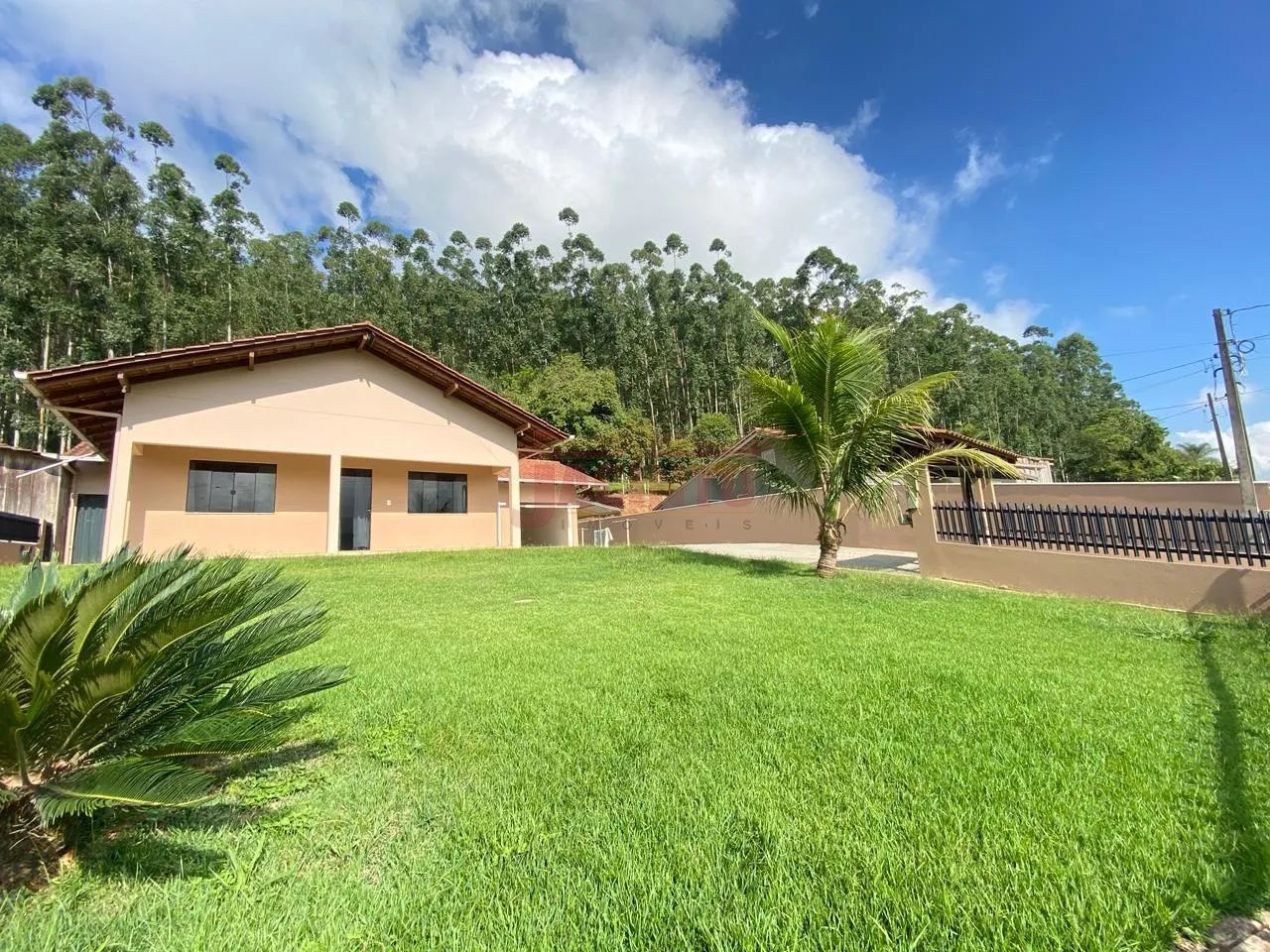 Casa semi mobiliada com 2 dormitórios sendo 1 suíte no bairro Belchior Baixo em Gaspar. - foto 1