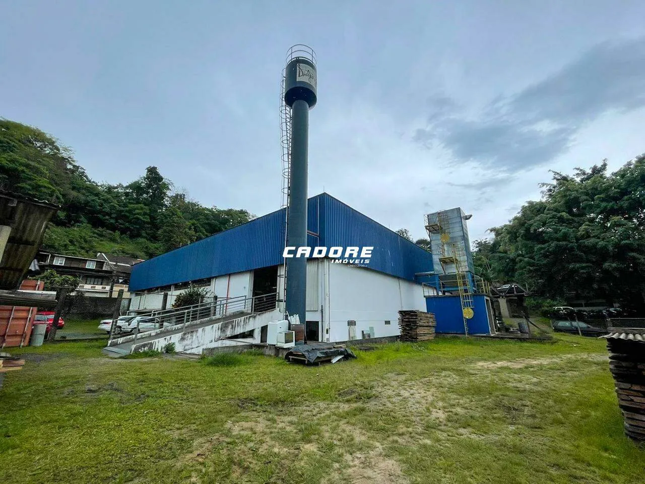 Excelente galpão com aproximadamente 2.319m no bairro Ponta Aguda I Cadore Imóveis - foto 1