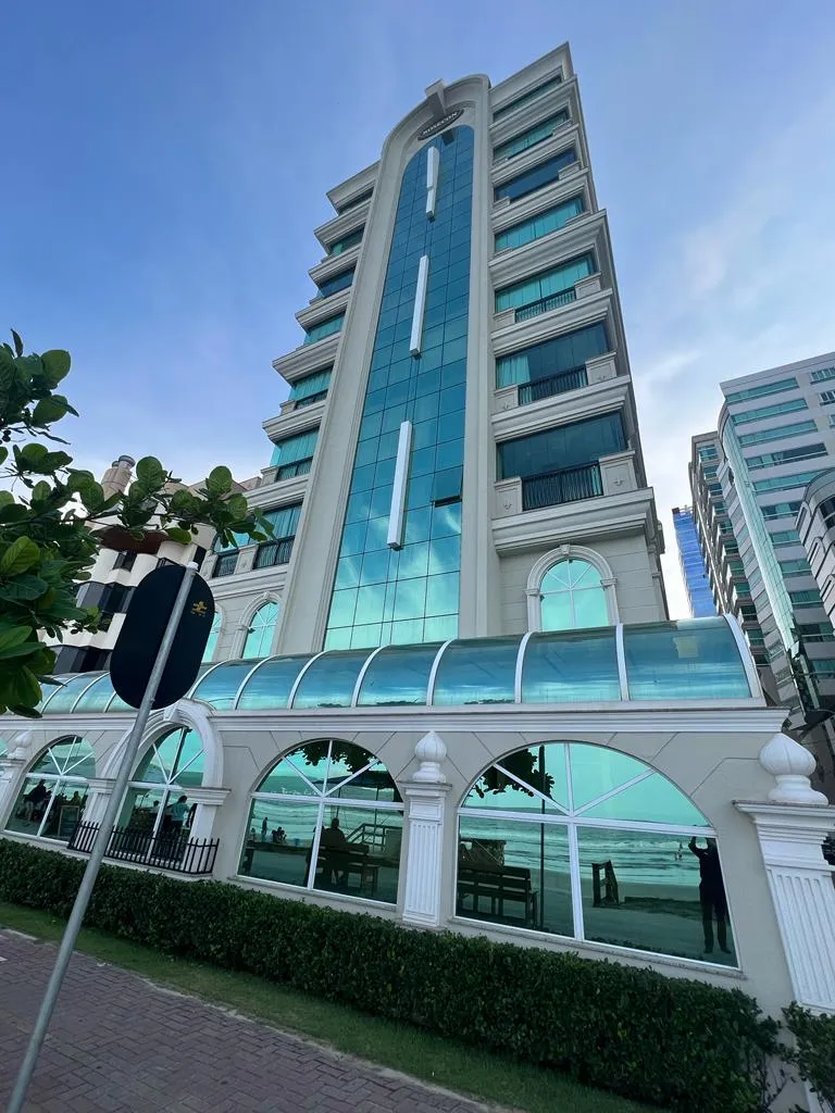 Apartamento Frente MAR na Meia Praia - foto 1