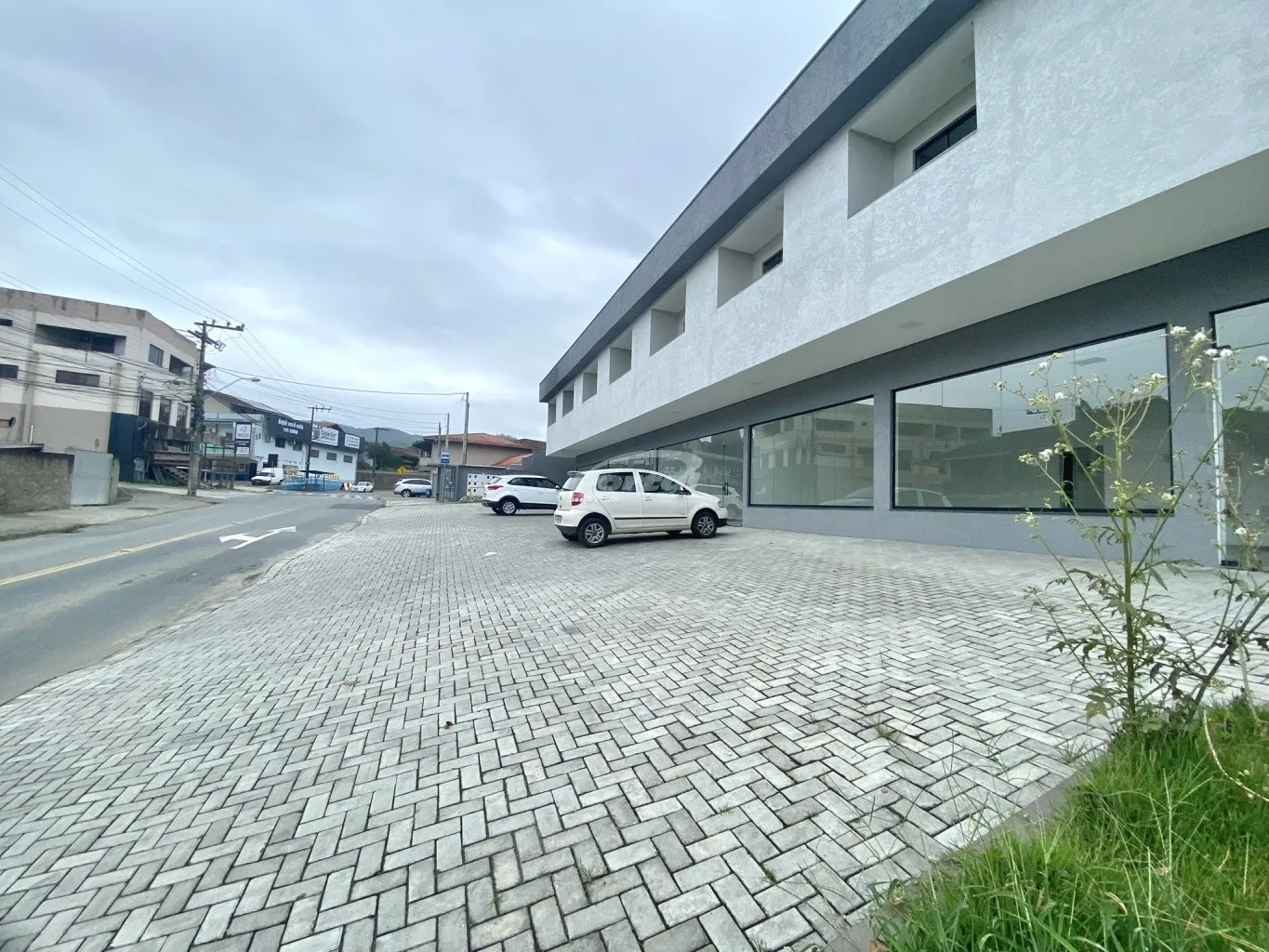 Excelente loja comercial NOVA com 50m, localizada no térreo, 01 banheiro, 01 sala menor que pode ser utilizada como deposito ou cozinha, ampla vitrine em blindex possibilitando a plotagem dos vidros para maior visibilidade do seu comercio. - foto 1