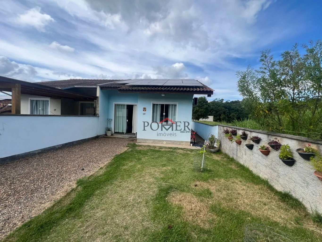 Excelente casa Geminada, estilo PORTEIRA FECHADA, com 62,90m de área construída, edificada num terreno de 200,05m, no Bairro Pomerode Fundos, em Pomerode, com 3 Dormitórios. - foto 1