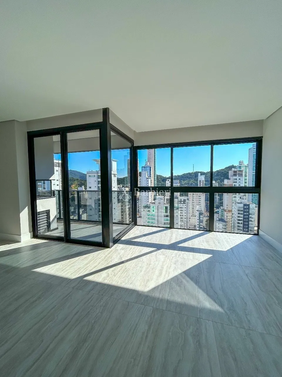 Apartamento na cobertura com 04 Suítes, 03 vagas de garagem no Pontal Norte em Balneário Camboriú/SC - foto 1