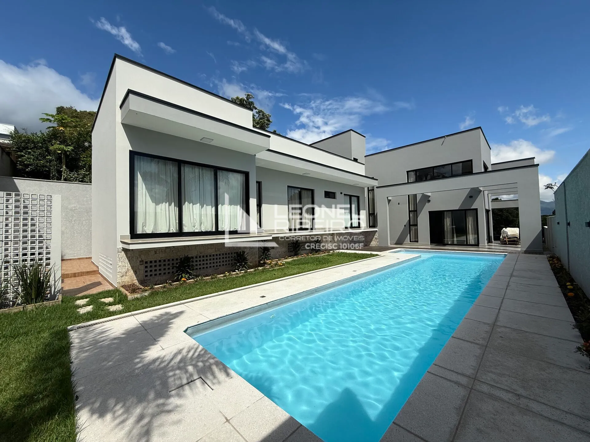 Casa com 3 dormitórios (1 suíte) à venda, 260,00 m no bairro dos Estados em Timbó-SC - foto 1