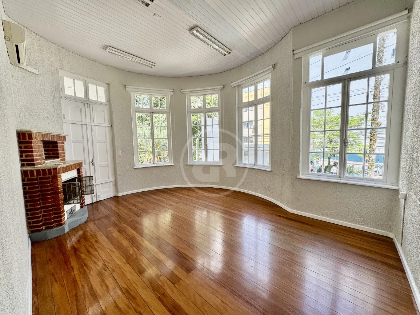 Casa Comercial com 755m2 privativos e 20 Vagas de Estacionamento, para alugar no Centro de Blumenau/SC, em frente ao Hospital Santa Isabel. — foto 2