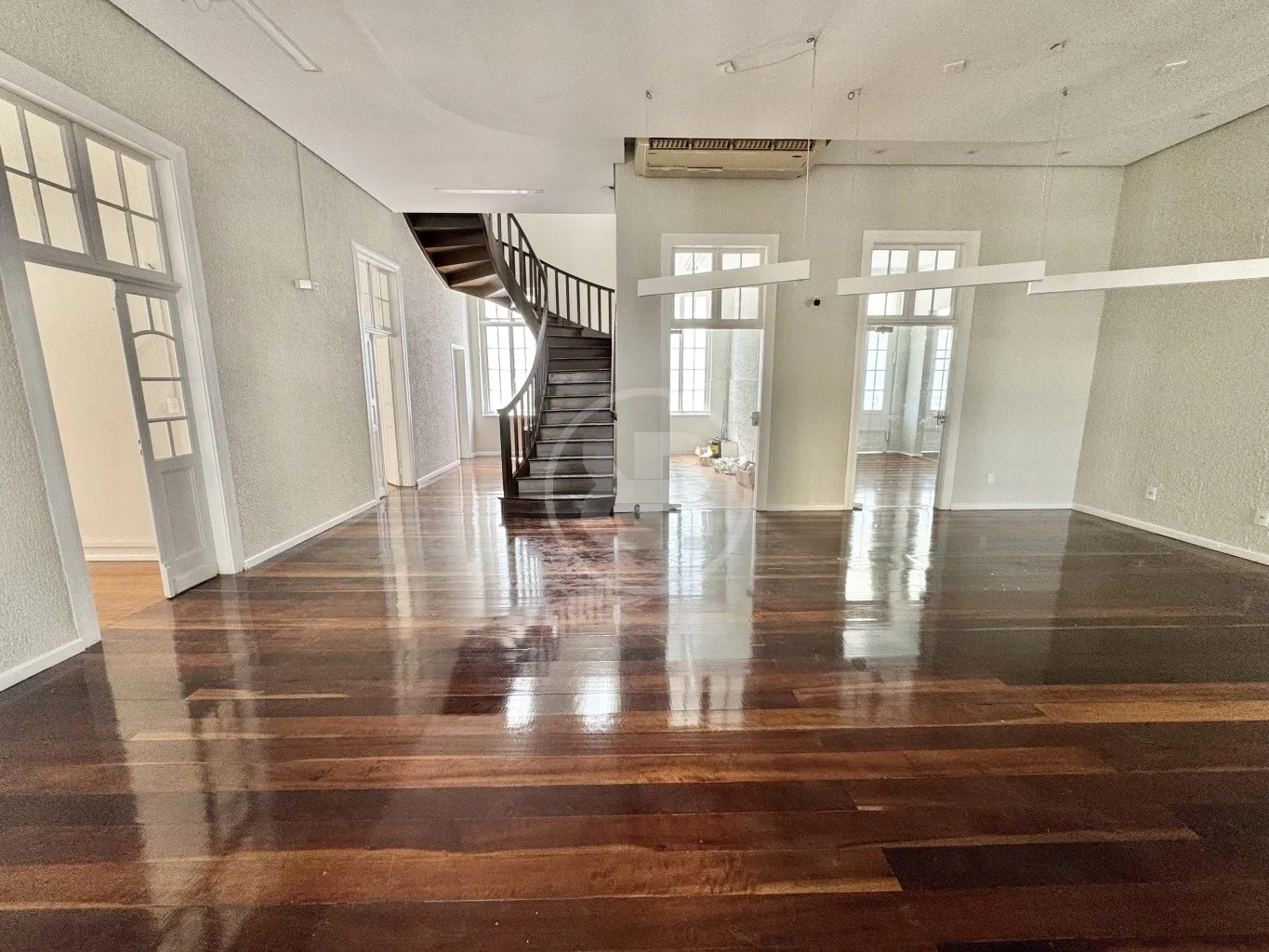 Casa Comercial com 755m2 privativos e 20 Vagas de Estacionamento, para alugar no Centro de Blumenau/SC, em frente ao Hospital Santa Isabel. — foto 4