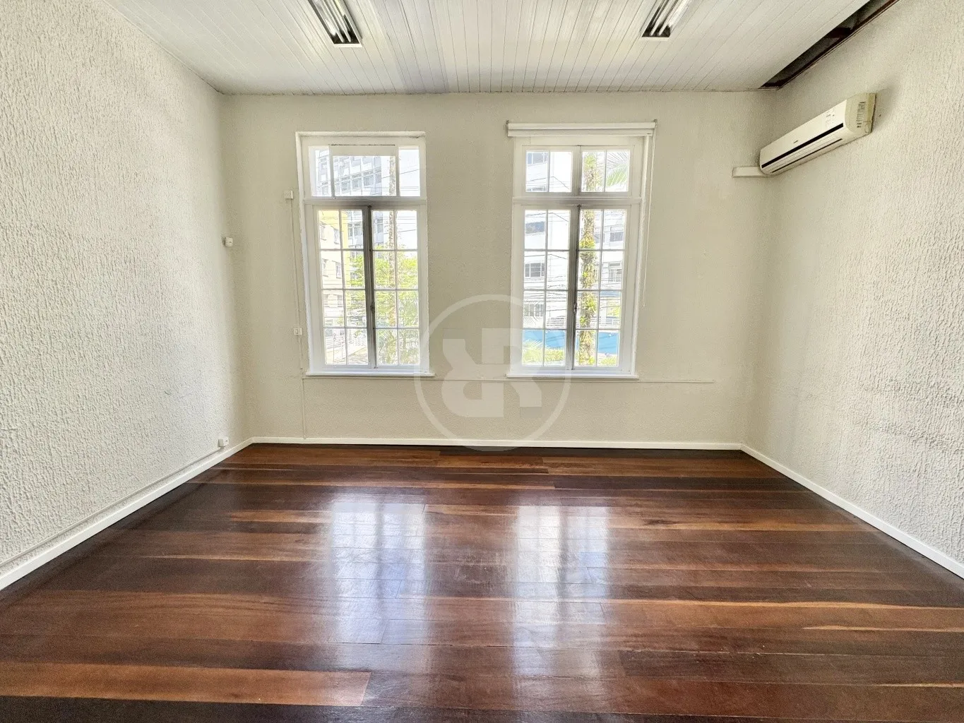 Casa Comercial com 755m2 privativos e 20 Vagas de Estacionamento, para alugar no Centro de Blumenau/SC, em frente ao Hospital Santa Isabel. — foto 5