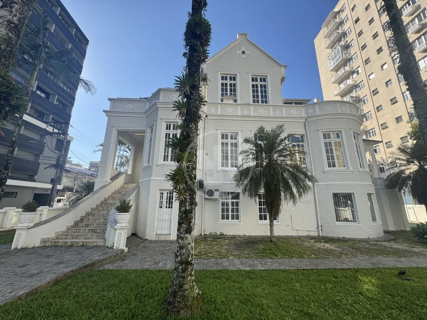 Casa Comercial com 755m2 privativos e 20 Vagas de Estacionamento, para alugar no Centro de Blumenau/SC, em frente ao Hospital Santa Isabel. - foto 1