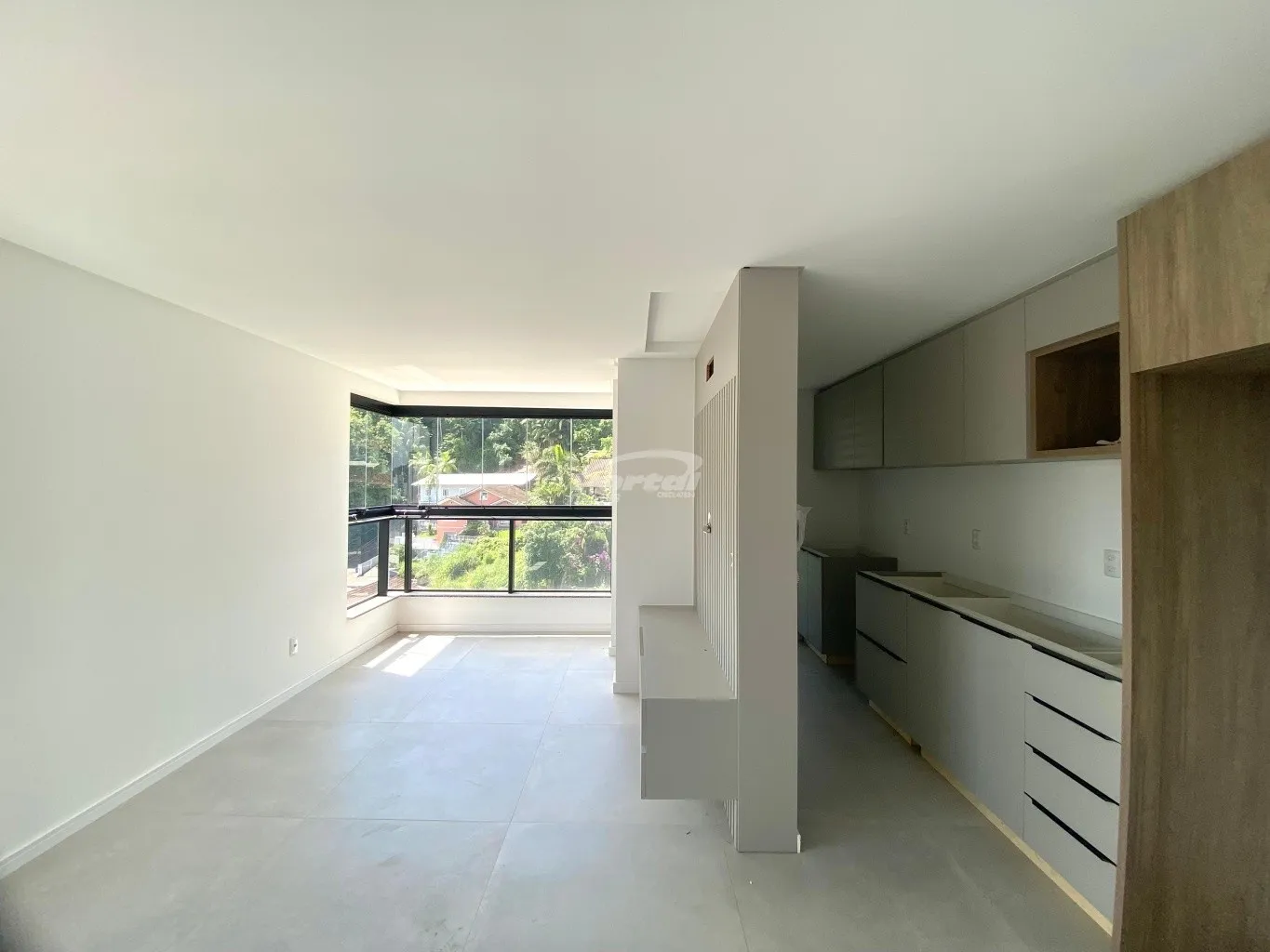 Apartamento com aproximadamente 50m, contendo 01 dormitório, sala de estar com sacada integrada com churrasqueira, cozinha com moveis sob medida, sala de jantar, área de serviço e 01 vaga de garagem. — foto 4