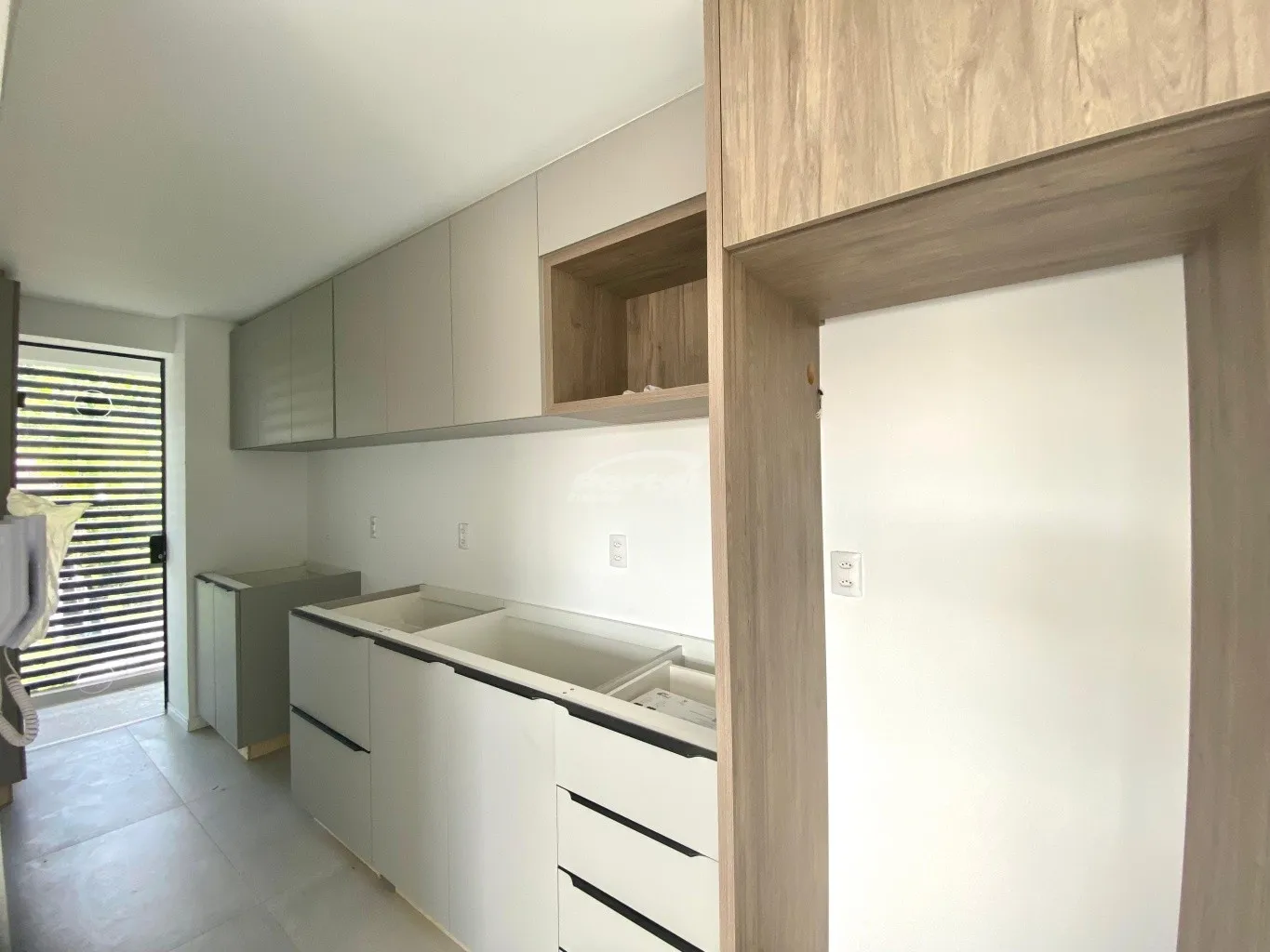 Apartamento com aproximadamente 50m, contendo 01 dormitório, sala de estar com sacada integrada com churrasqueira, cozinha com moveis sob medida, sala de jantar, área de serviço e 01 vaga de garagem. — foto 5