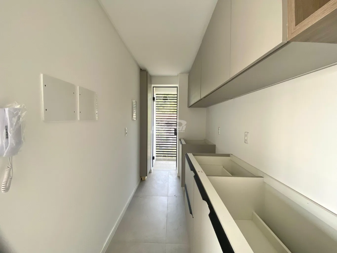 Apartamento com aproximadamente 50m, contendo 01 dormitório, sala de estar com sacada integrada com churrasqueira, cozinha com moveis sob medida, sala de jantar, área de serviço e 01 vaga de garagem. — foto 6