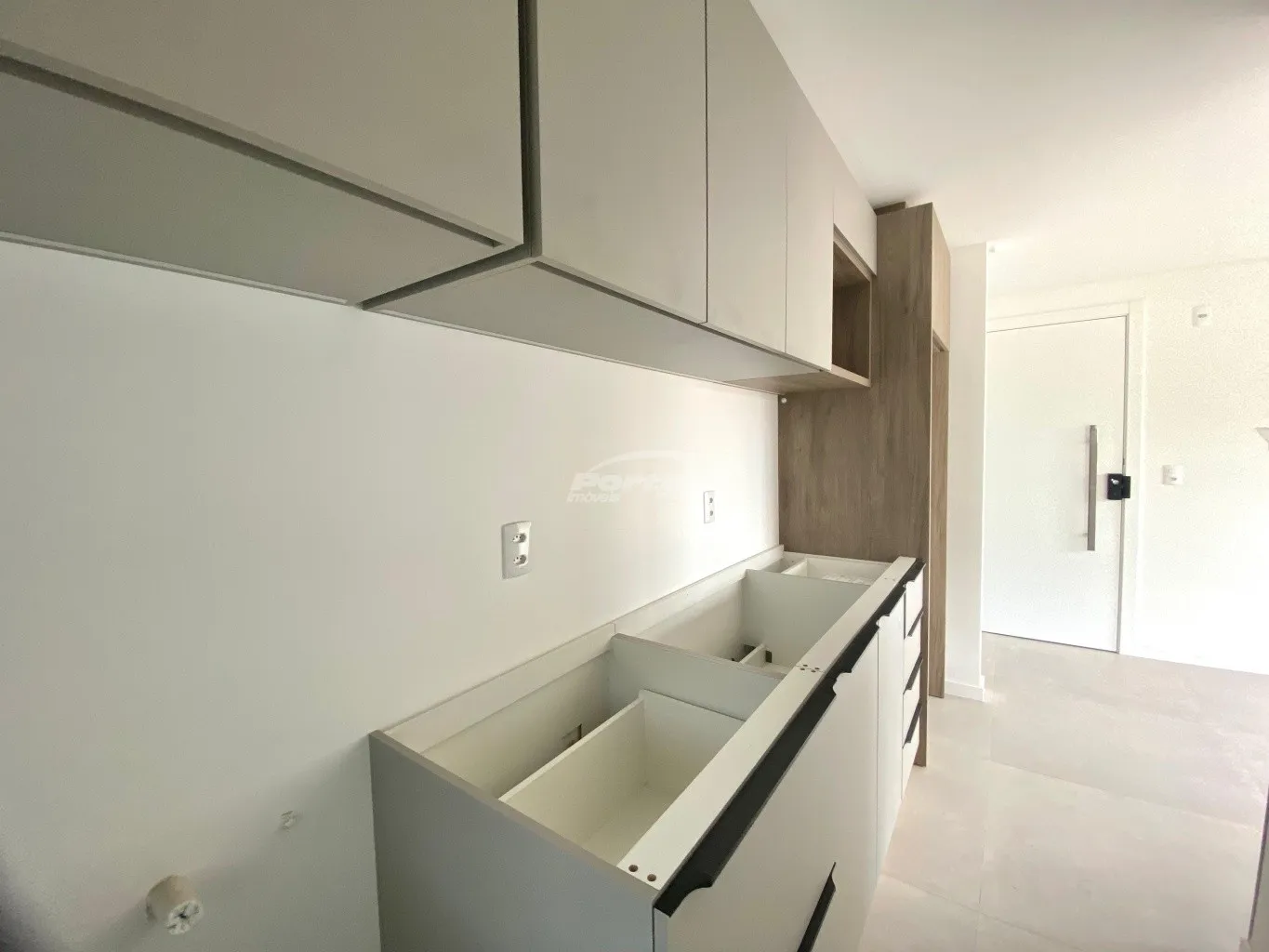 Apartamento com aproximadamente 50m, contendo 01 dormitório, sala de estar com sacada integrada com churrasqueira, cozinha com moveis sob medida, sala de jantar, área de serviço e 01 vaga de garagem. — foto 7