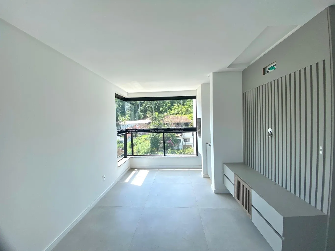 Apartamento com aproximadamente 50m, contendo 01 dormitório, sala de estar com sacada integrada com churrasqueira, cozinha com moveis sob medida, sala de jantar, área de serviço e 01 vaga de garagem. — foto 2