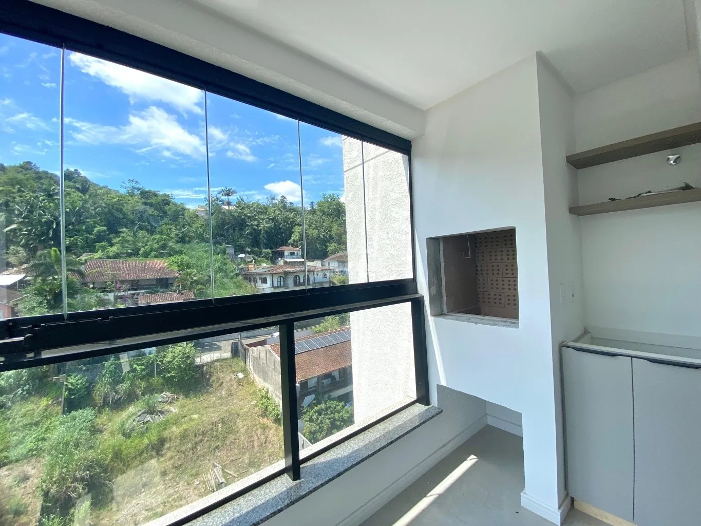 Apartamento com aproximadamente 50m, contendo 01 dormitório, sala de estar com sacada integrada com churrasqueira, cozinha com moveis sob medida, sala de jantar, área de serviço e 01 vaga de garagem. — foto 3