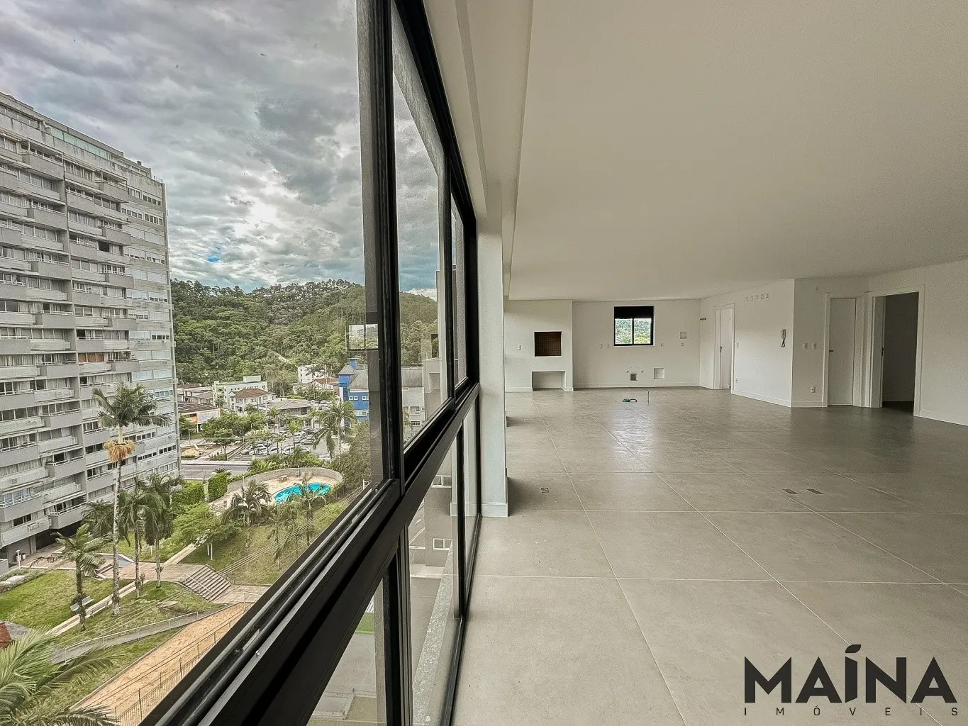 Belíssimo apartamento NOVO com 3 suítes no bairro Bom Retiro em Blumenau - SC — foto 2