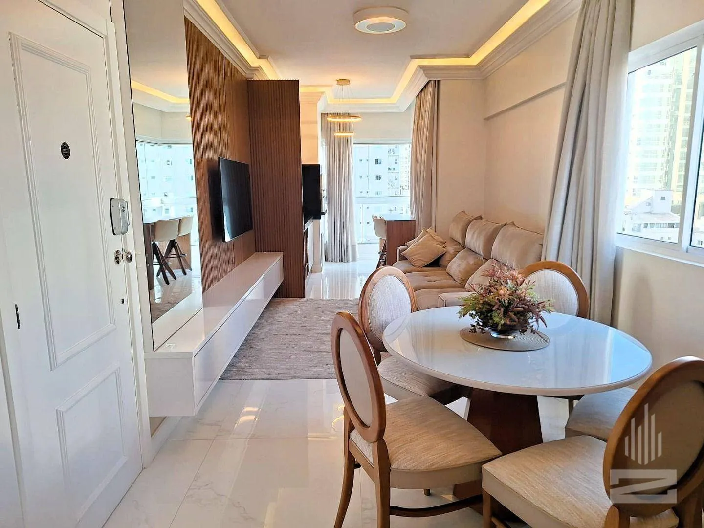 Incrível Apartamento à Venda com 3 Suítes e TOTALMENTE MOBILIADO no bairro Meia Praia em Itapema - foto 1