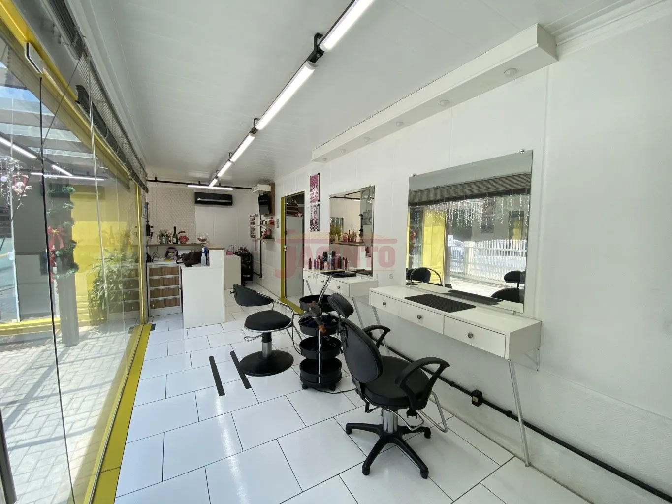 Ótima oportunidade para um salão de beleza! Sala comercial contêiner com aproximadamente 60m no Bairro Fortaleza. — foto 4