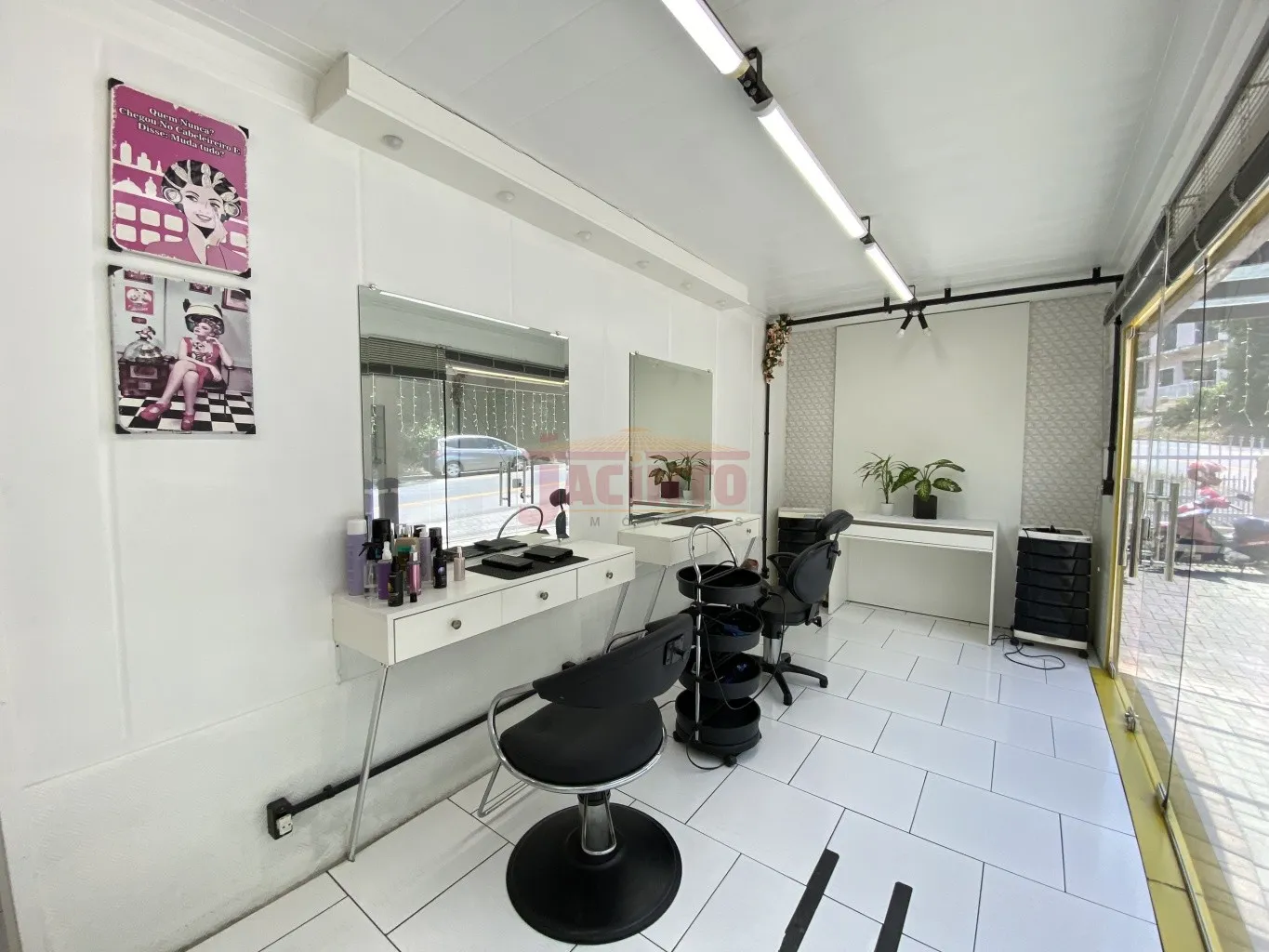 Ótima oportunidade para um salão de beleza! Sala comercial contêiner com aproximadamente 60m no Bairro Fortaleza. — foto 3