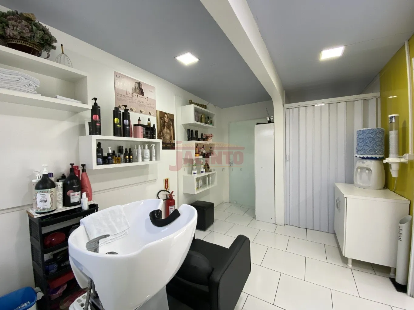 Ótima oportunidade para um salão de beleza! Sala comercial contêiner com aproximadamente 60m no Bairro Fortaleza. - foto 1
