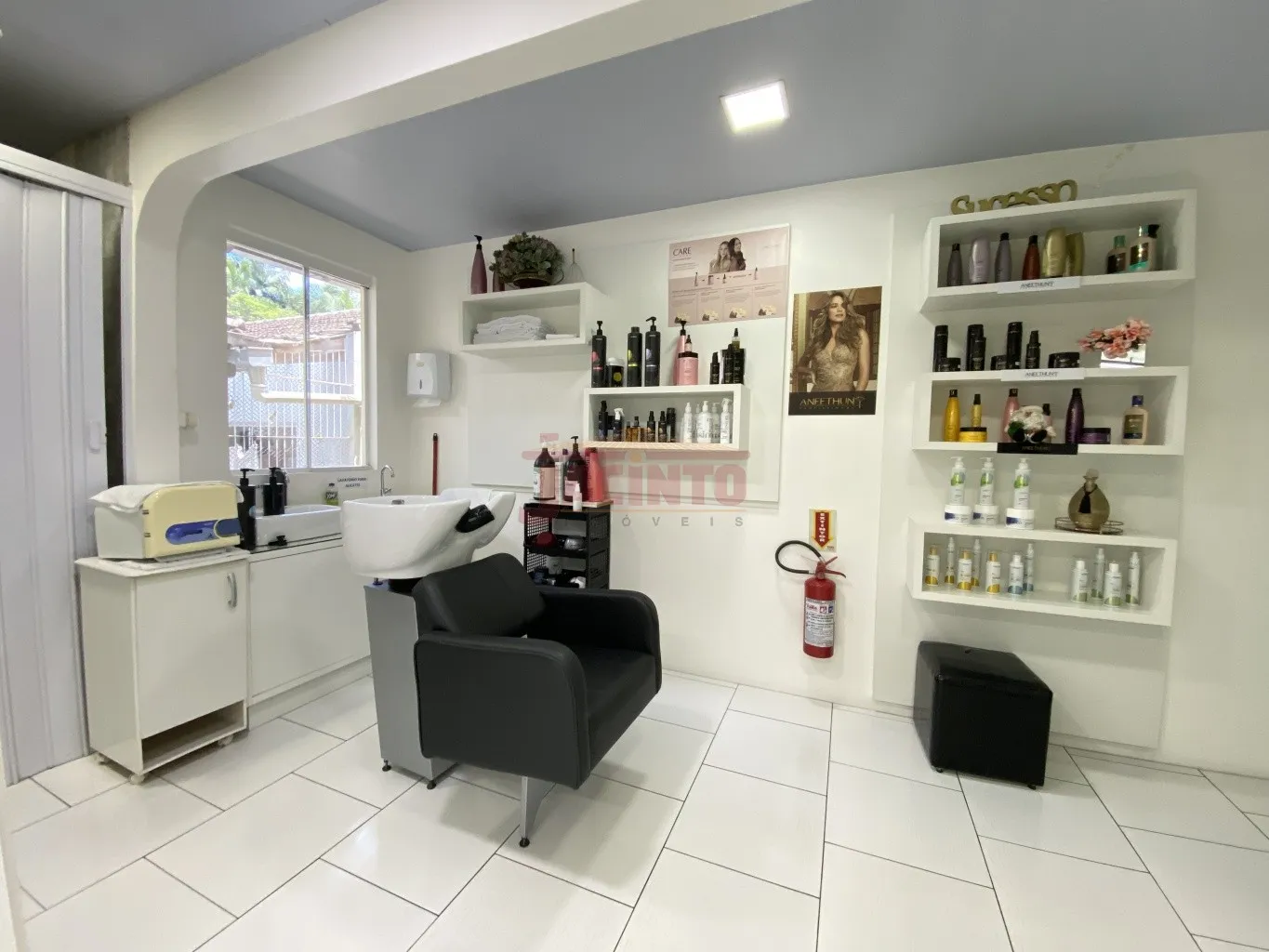 Ótima oportunidade para um salão de beleza! Sala comercial contêiner com aproximadamente 60m no Bairro Fortaleza. — foto 2