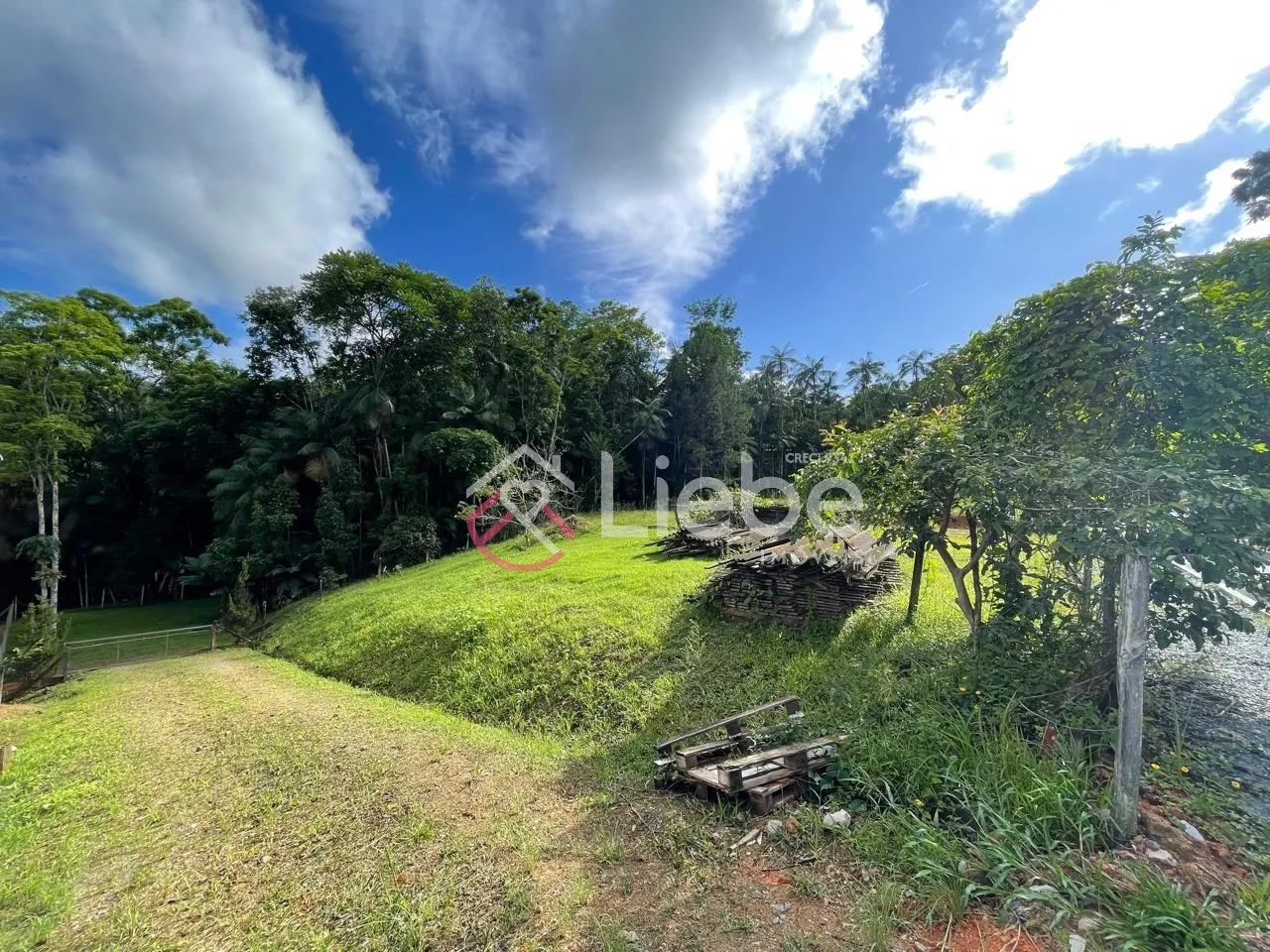 Ótimo terreno no bairro Centro na cidade de Pomerode com 1.454,90m fazendo frente em 20,00 metros. - foto 1