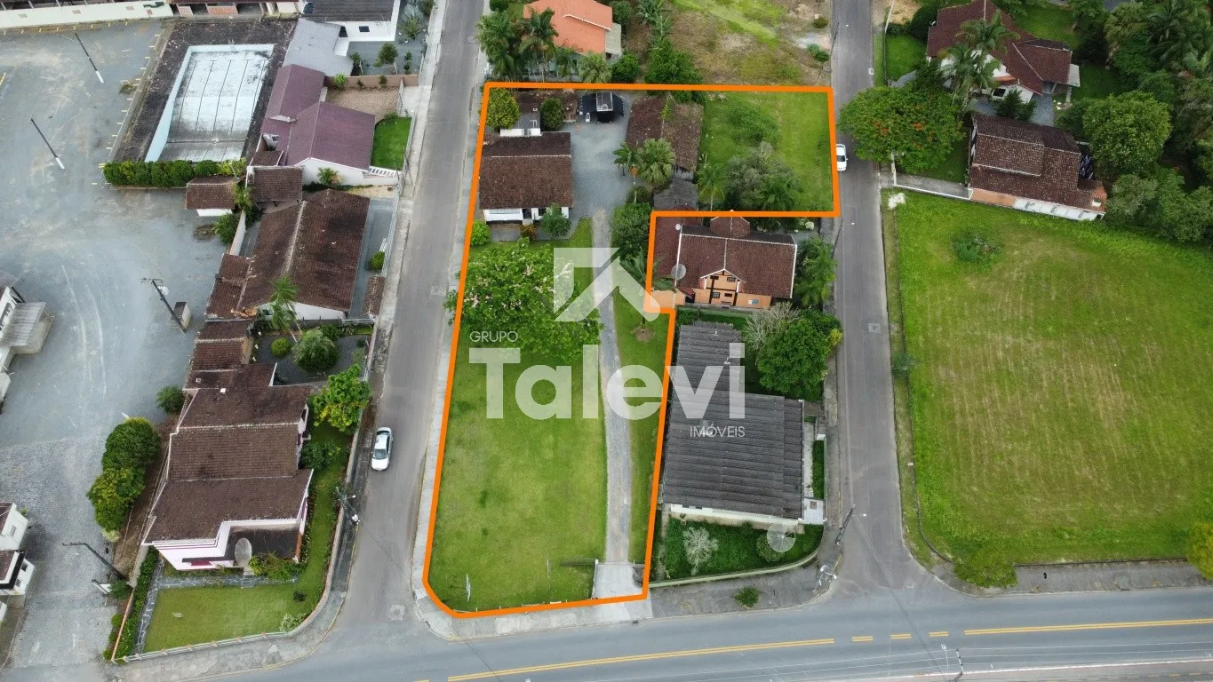 Imóvel Singular no Centro de Pomerode - Bela Casa de 3 Dormitórios e Amplo Terreno de 2.427,80 m — foto 2