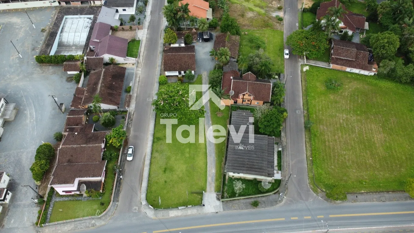 Imóvel Singular no Centro de Pomerode - Bela Casa de 3 Dormitórios e Amplo Terreno de 2.427,80 m — foto 3