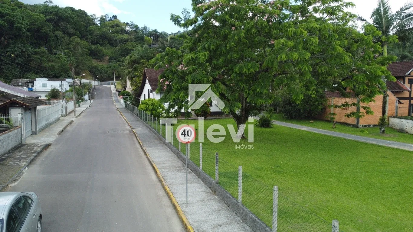 Imóvel Singular no Centro de Pomerode - Bela Casa de 3 Dormitórios e Amplo Terreno de 2.427,80 m — foto 4