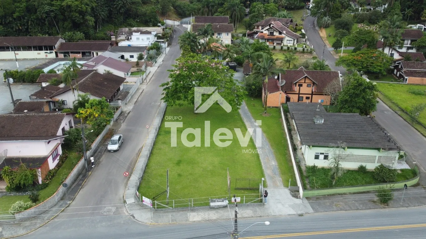 Imóvel Singular no Centro de Pomerode - Bela Casa de 3 Dormitórios e Amplo Terreno de 2.427,80 m — foto 6