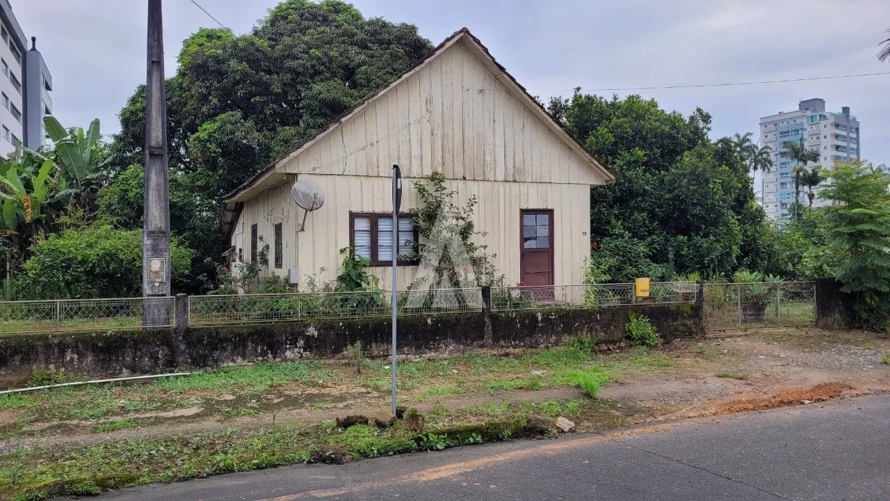 Terreno à venda no bairro Saguaçu em Joinville, por R$ 3.390.000.00. - foto 1