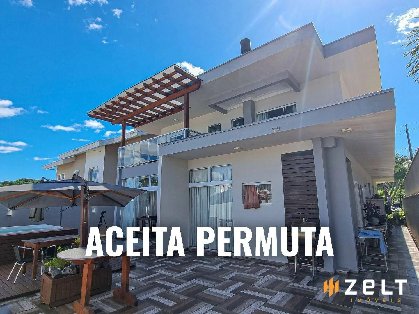 Incrível Casa à Venda com 3 Suítes e Semimobiliada em Condomínio Fechado no bairro Itoupava Central em Blumenau - foto 1