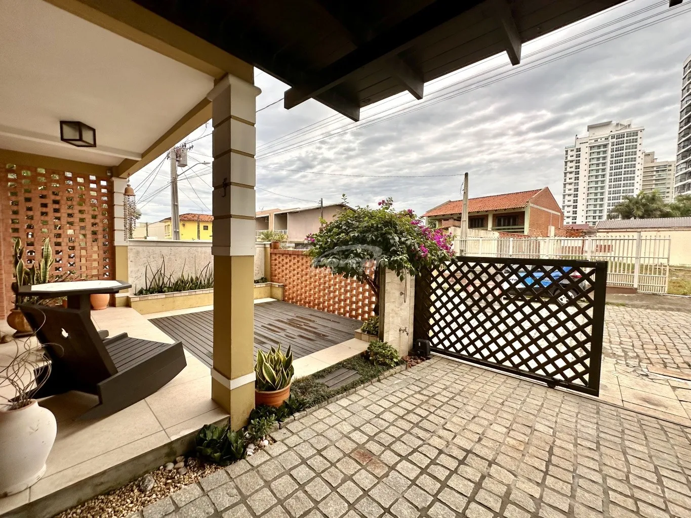 Casa com 6 dormitórios, sendo 1 suíte, a menos de 50 metros do mar. (Cód 20443) — foto 4