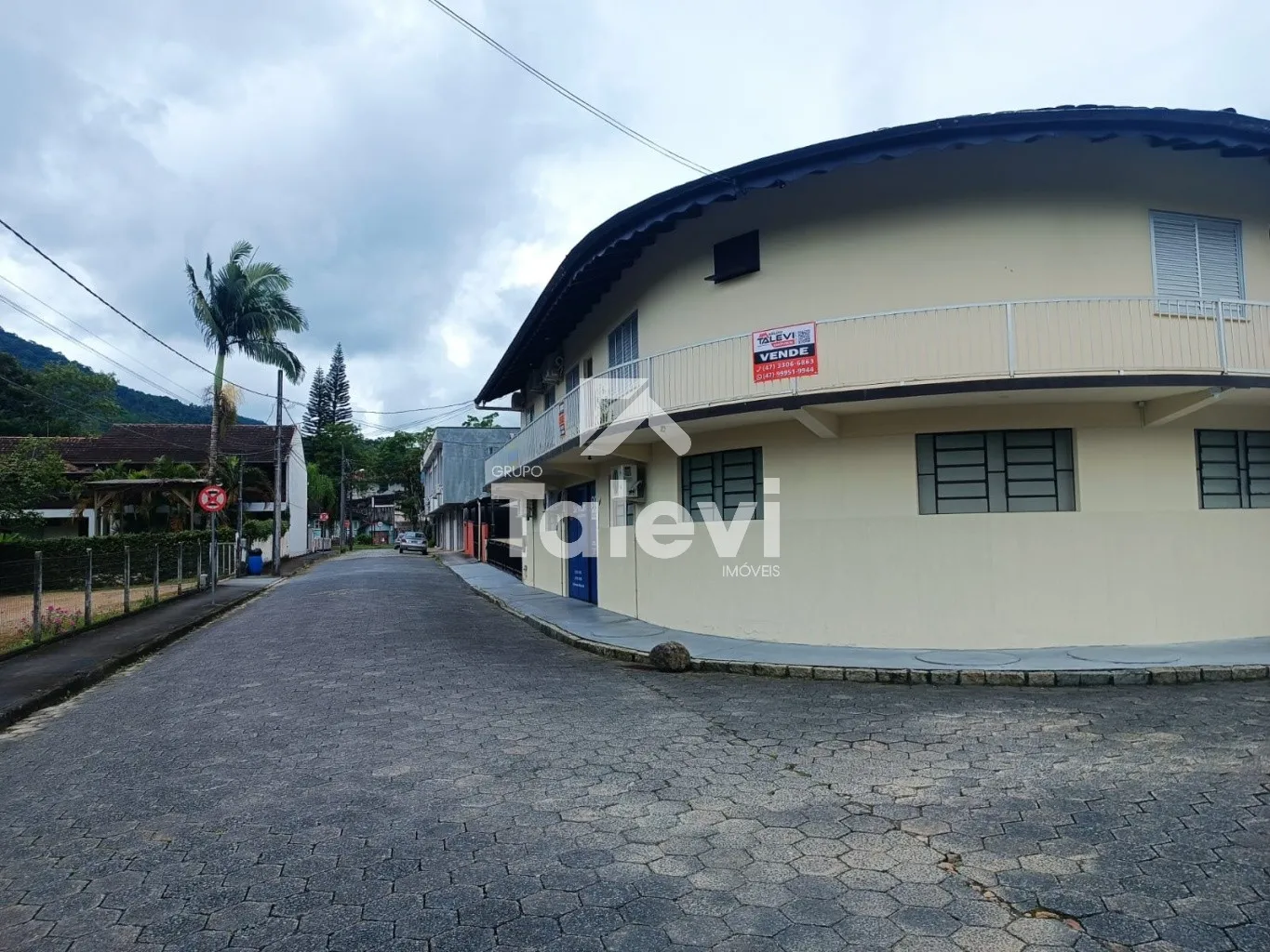 Um sobrado grande no Centro de Pomerode, com espaço de sobra para morar bem ou gerar renda. — foto 2