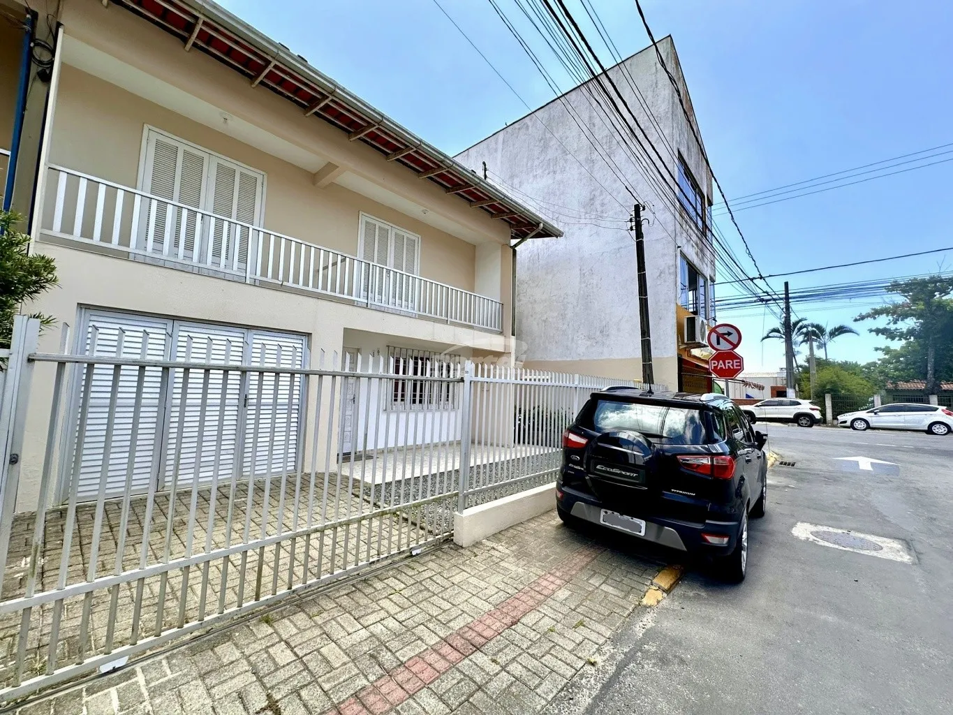 Casa mobiliada com 3 dormitórios, sendo 1 suíte no centro de Balneário Piçarras/SC (Cód. 14023) - foto 1