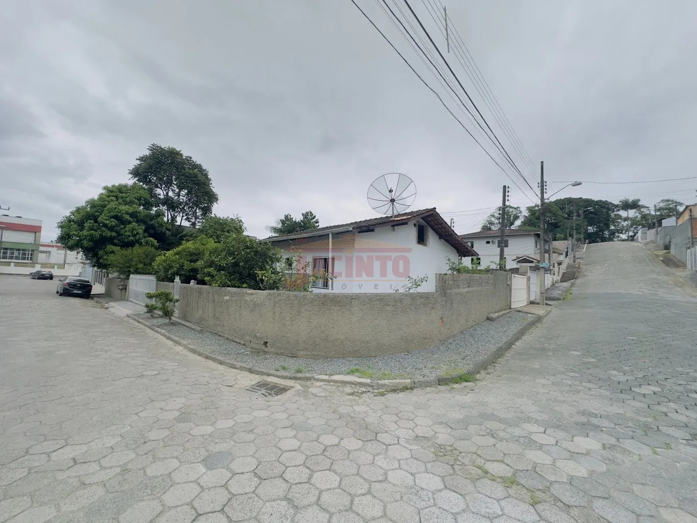Terreno de esquina à venda - amplo, bem localizado e com casa de alvenaria, no bairro Itoupavazinha. - foto 1