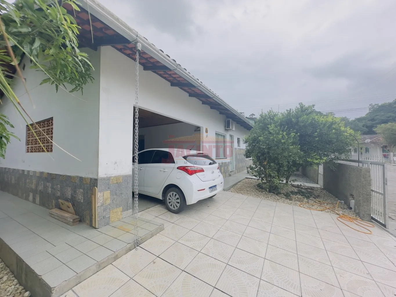 Terreno de esquina à venda - amplo, bem localizado e com casa de alvenaria, no bairro Itoupavazinha. — foto 2