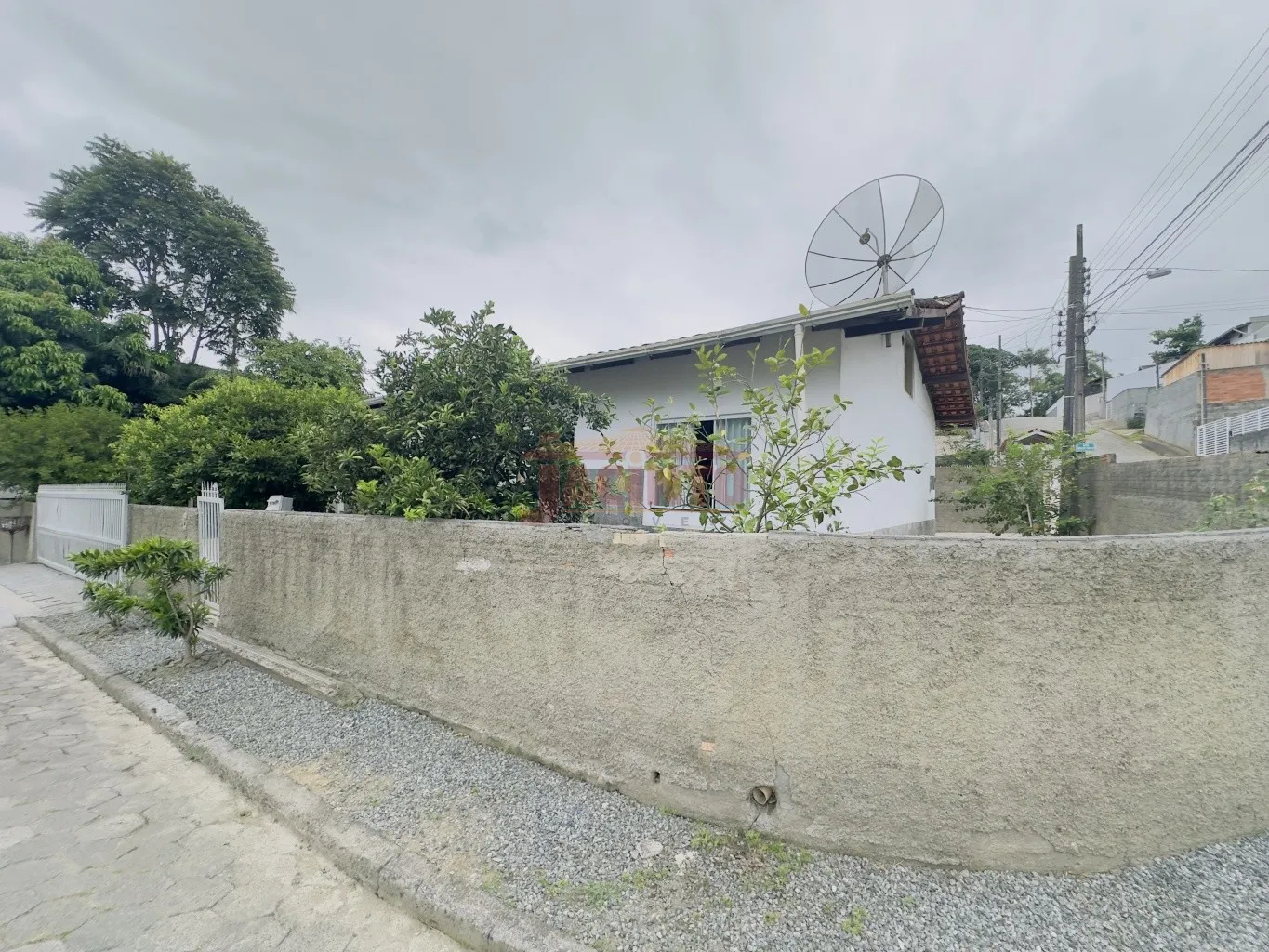 Terreno de esquina à venda - amplo, bem localizado e com casa de alvenaria, no bairro Itoupavazinha. — foto 3