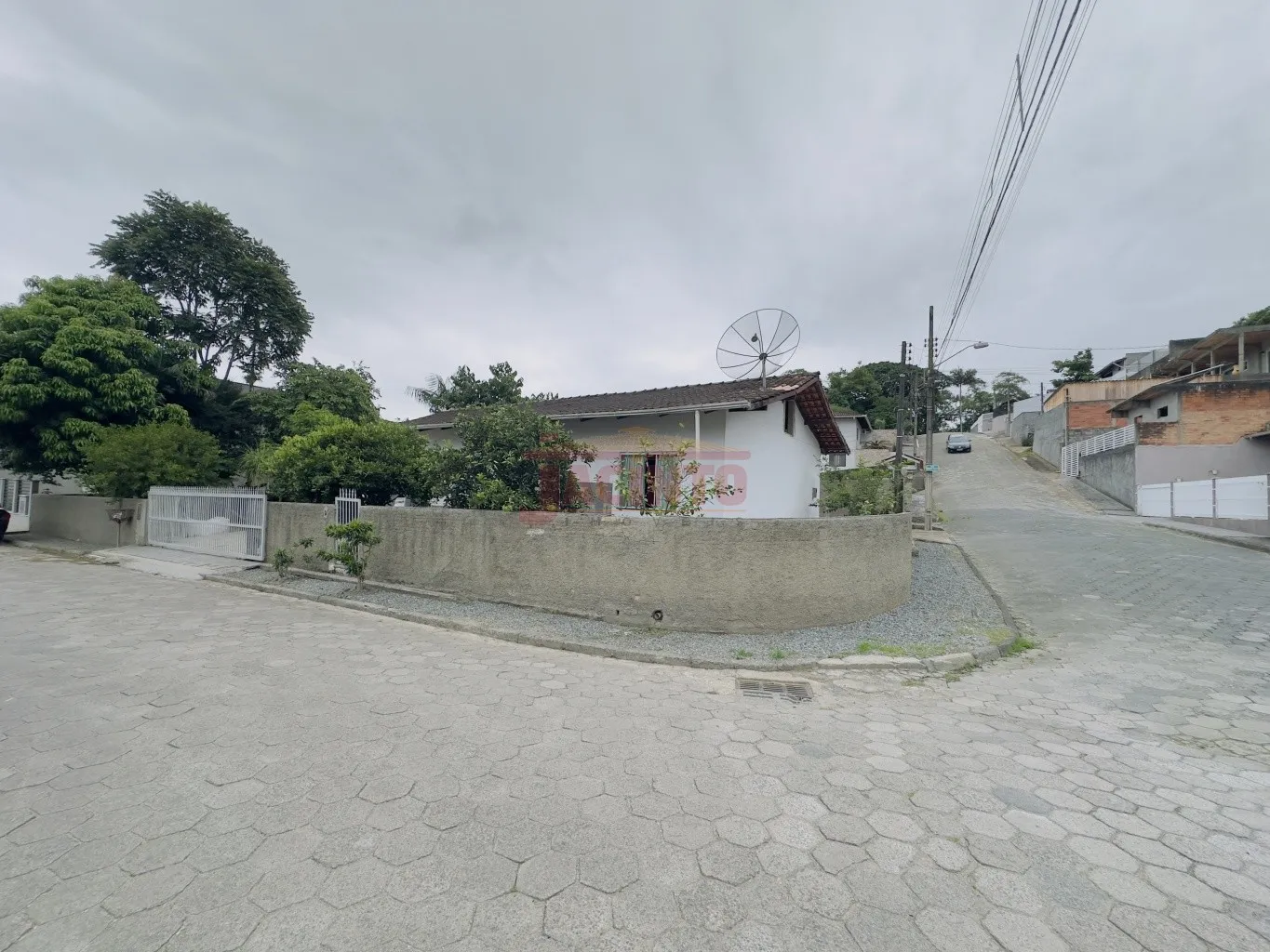 Terreno de esquina à venda - amplo, bem localizado e com casa de alvenaria, no bairro Itoupavazinha. — foto 4