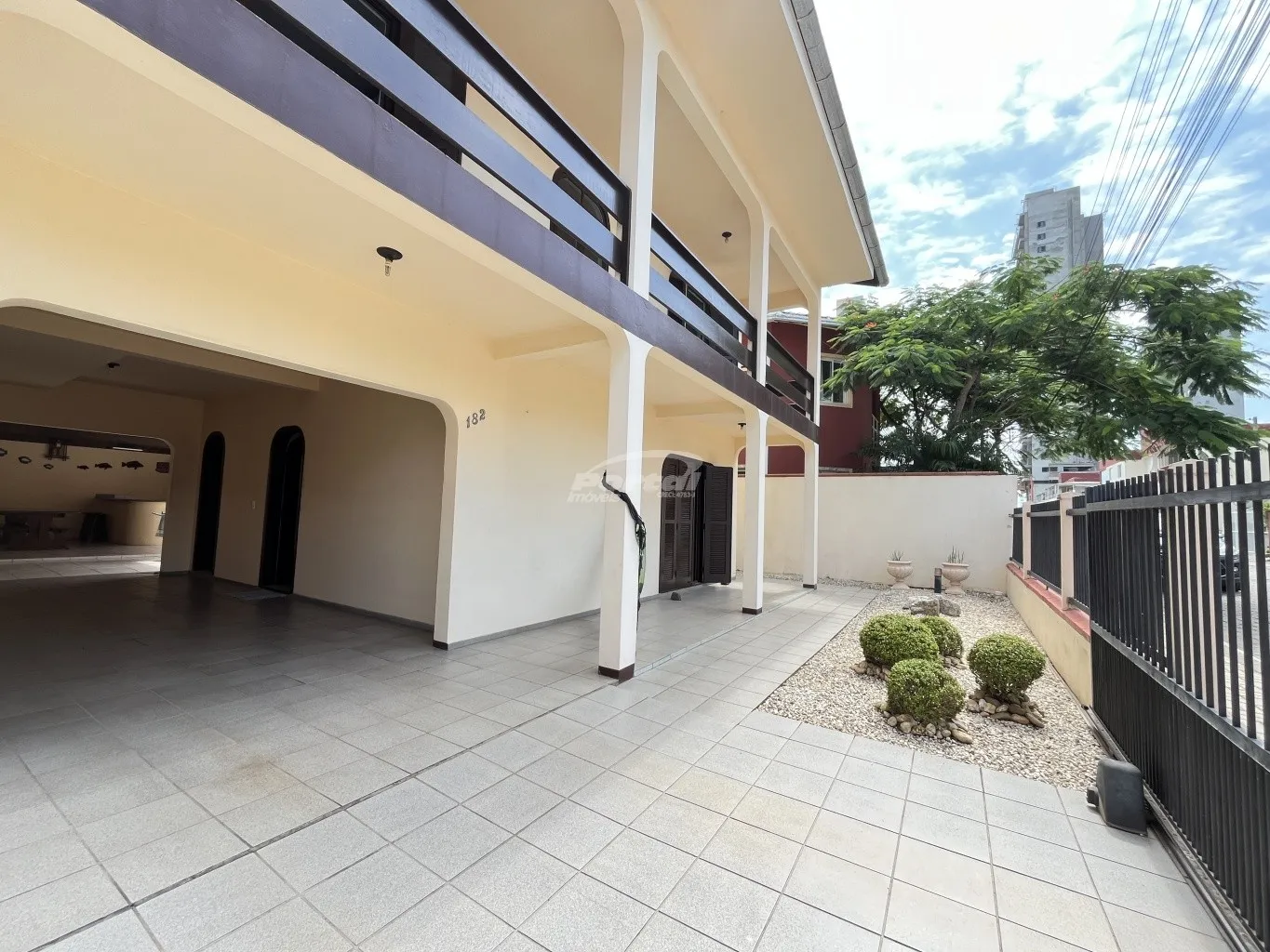 Casa com 4 dormitórios, sendo 1 suíte no centro de Balneário Piçarras/SC (Cód. 20459) - foto 1