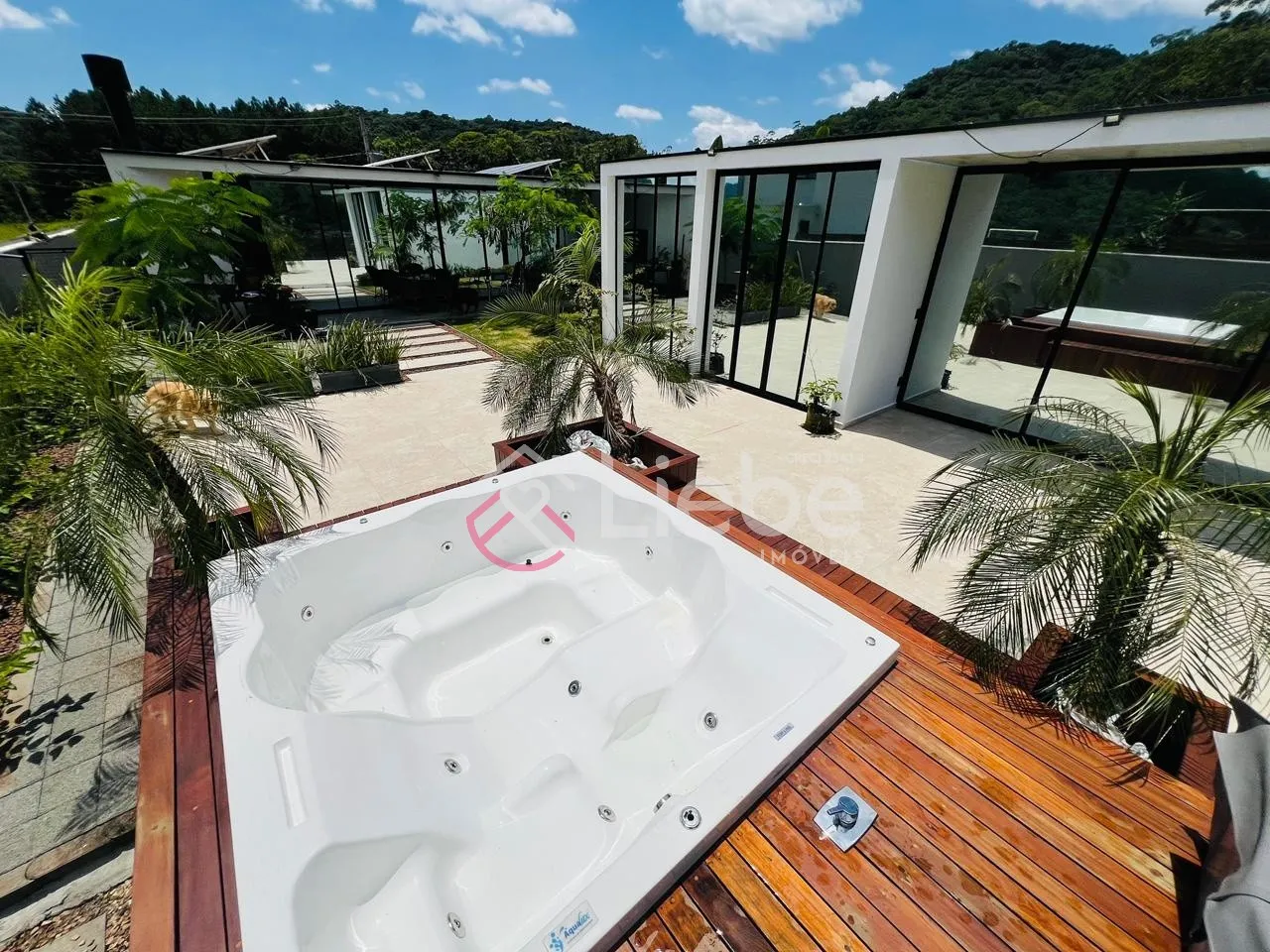 Casa ALTO PADRÃO em local privilegiado na cidade de Pomerode com 508,38m de área construída num terreno de 650m. - foto 1