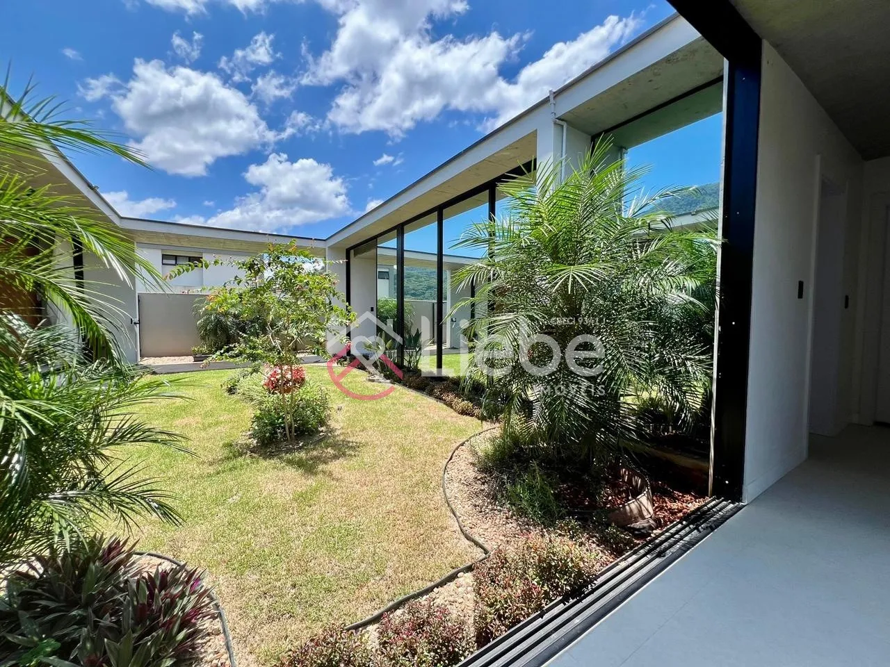 Casa ALTO PADRÃO em local privilegiado na cidade de Pomerode com 508,38m de área construída num terreno de 650m. — foto 4