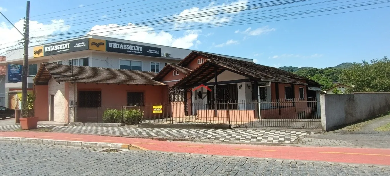 Excelente Casa Comercial ou Residencial na praça central de Pomerode, area total construida 391,28m em terreno de 904,00m com piscina, ideal para empreendimentos turísticos — foto 5