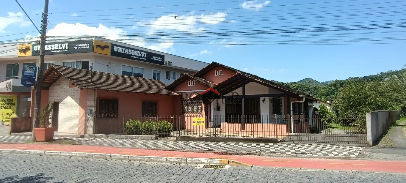 Excelente Casa Comercial ou Residencial na praça central de Pomerode, area total construida 391,28m em terreno de 904,00m com piscina, ideal para empreendimentos turísticos - foto 1