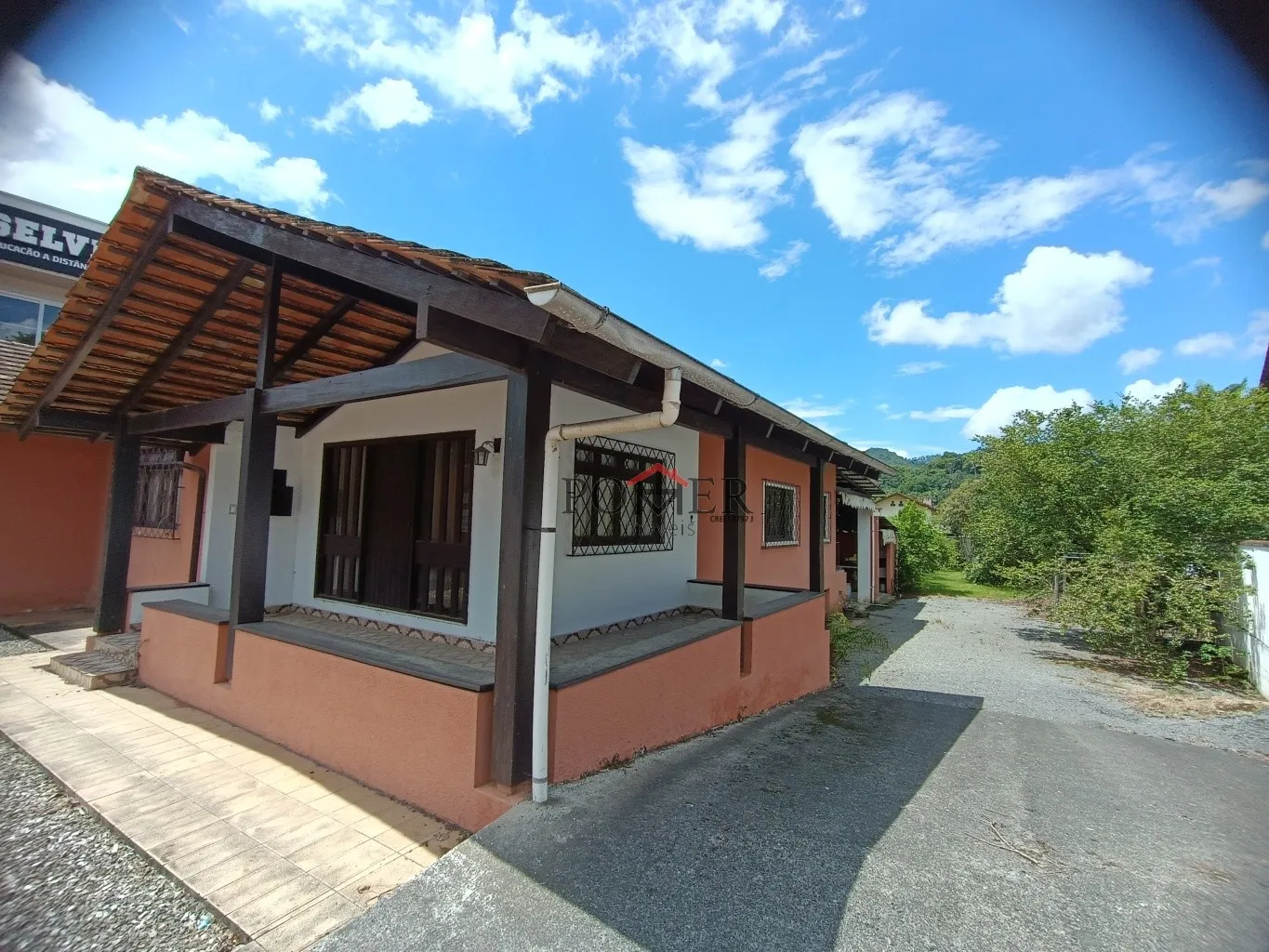 Excelente Casa Comercial ou Residencial na praça central de Pomerode, area total construida 391,28m em terreno de 904,00m com piscina, ideal para empreendimentos turísticos — foto 4